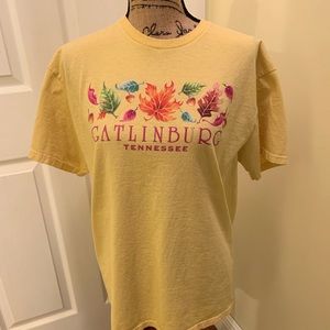 💛Women’s destination tee.